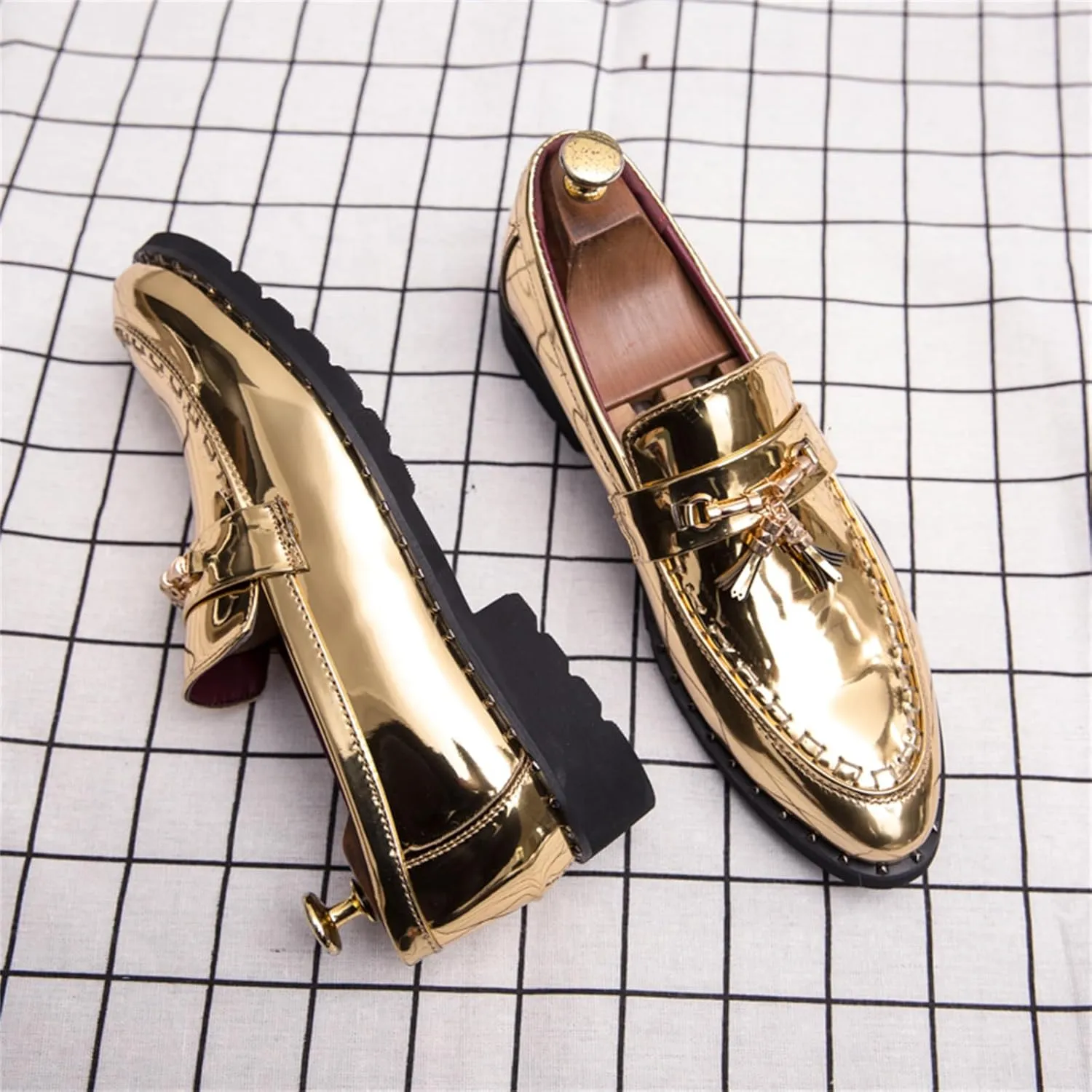 Men's Patent Leather Tassel Slip-On Loafers Shine Golden Wingtip Low Top Prom Shoes Luxury Penny Shoes for Party Perform Socialize