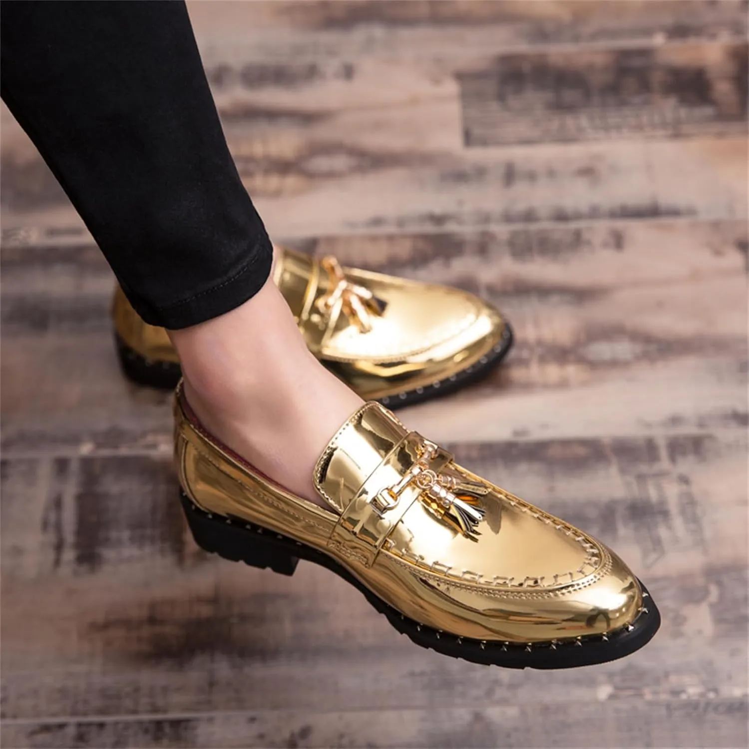 Men's Patent Leather Tassel Slip-On Loafers Shine Golden Wingtip Low Top Prom Shoes Luxury Penny Shoes for Party Perform Socialize